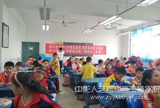 影視與傳媒學(xué)院研究生志愿者開展科普宣傳活動(dòng)2.jpg