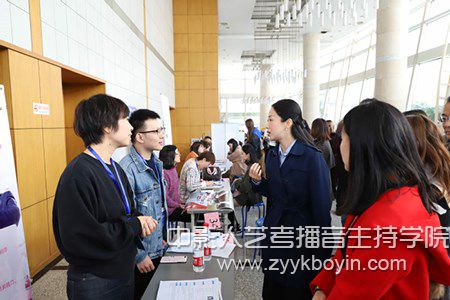 南藝黨委常委、副院長張捷與用人單位招聘負責人進行交流
