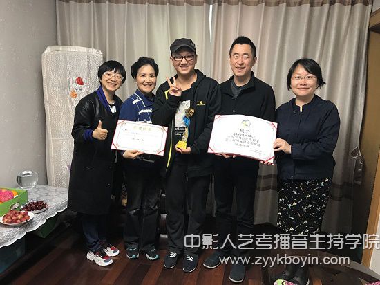 老師們代表兩個組委會送上獎狀、證書和獎杯.jpg