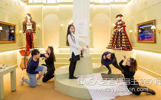 圖為我校學生原創(chuàng)作品現(xiàn)場展示.jpg