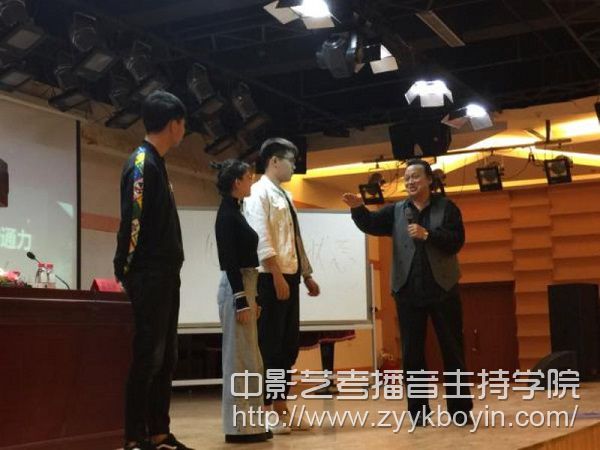 吳洪林教授在報告會上指導播音主持系學生表演進行現場指導.jpg
