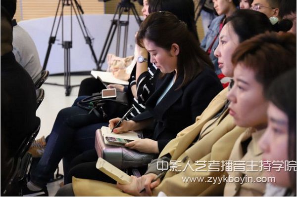 播音與主持系師生認真聆聽講座.jpg