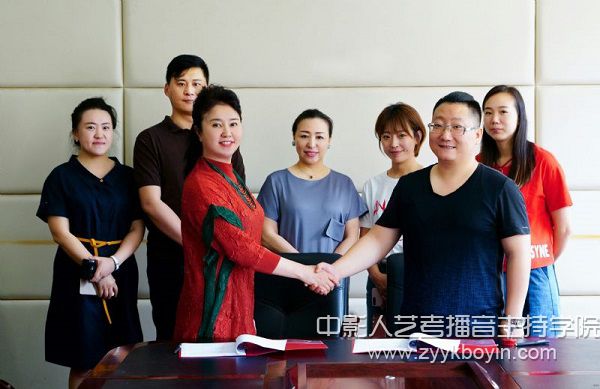 沈陽微達萬象文化傳播有限公司董事長王野與戲劇影視學院院長李淑華分別代表雙方簽署協(xié)議，戲劇影視學院副院長白麗萍、副處長朱晏鋒出席簽約儀式.jpg