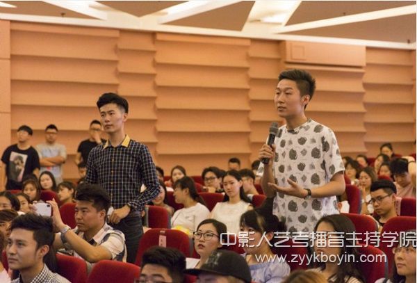 朱迅與青年學生交流互動.jpg