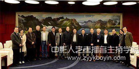 文化和旅游部“全國(guó)優(yōu)秀民族樂(lè)團(tuán)展演”評(píng)審活動(dòng)的部分專(zhuān)家合影