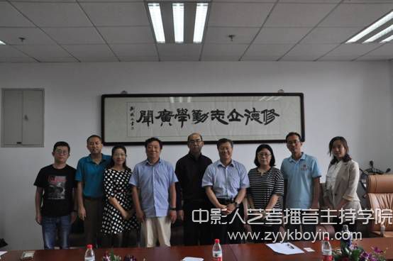 海南師范大學新聞傳播與影視學院來我院進行院際交流合影留念.jpg