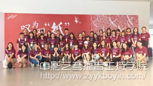 武漢大學(xué)新聞與傳播學(xué)院2017年優(yōu)秀大學(xué)生暑期夏令營(yíng)圓滿落幕.jpg