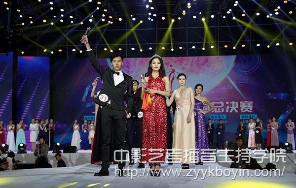 云南藝術學院學子何祺昕.jpg