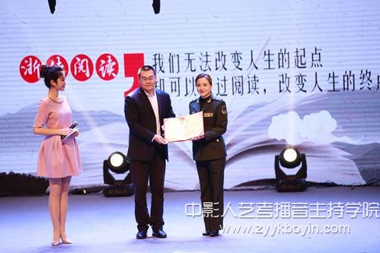 副校長楊榮耀為陶慧敏頒發(fā)電影學(xué)院客座教授聘書.jpg