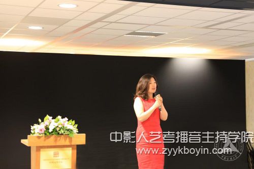 格羅寧根孔子學(xué)院中方院長劉婧一女士主持“古韻流香”中國書畫展揭幕式.jpg