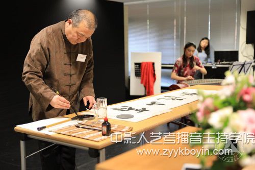 書法家張切易先生現(xiàn)場書寫“高山流水”，.jpg