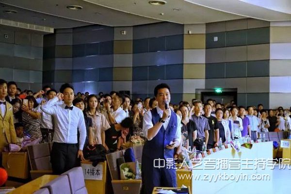 97級校友顧國寧領誦誓詞.jpg